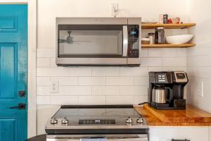 Φωτογραφία από το άλμπουμ του Cheerful Three Bedroom with a Fireplace σε Redding