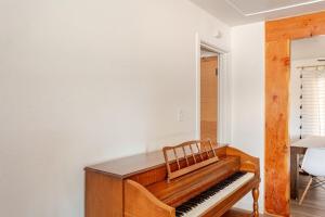 Φωτογραφία από το άλμπουμ του Cheerful Three Bedroom with a Fireplace σε Redding +28 φωτογραφίες