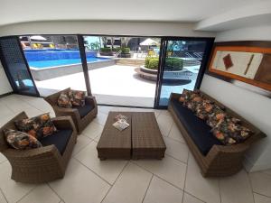 an overhead view of a living room with couches and a table at Landscape Beira Mar in Fortaleza