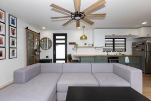 a living room with a couch and a ceiling fan at La Casita de Acero in Rio Grande