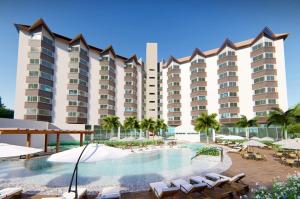 un grand hôtel avec une piscine et des chaises longues dans l'établissement Quarto em Resort de Foz do Iguaçu, à Foz do Iguaçu