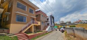 乌提Stay Awhile Cottages的停在房子旁边的一群摩托车