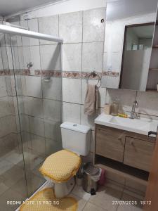 un bagno con doccia, WC e lavandino di Jb casa temporada a Maceió