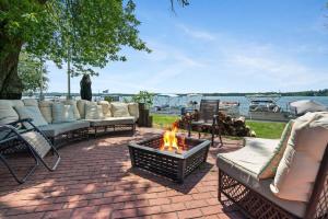 Fife LakeにあるLakeside Getaway - 4 Private Lodges Combinedのレンガ造りのパティオに置かれた暖炉、ソファ、テーブル