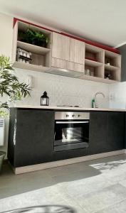 a kitchen with a black and white oven at Vista Laguna Departamento in Concepción