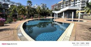 una piscina en medio de un edificio en De Viktz Villa, en Port Dickson