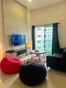 un soggiorno con un divano, una TV e un tavolo di AYAAN FIFA HOME at Quintet Private Parking a Tanah Rata