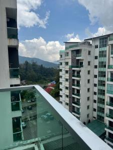 una vista dal balcone di un edificio di AYAAN FIFA HOME at Quintet Private Parking a Tanah Rata