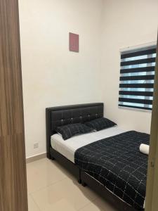 una camera con letto e testiera nera di AYAAN FIFA HOME at Quintet Private Parking a Tanah Rata