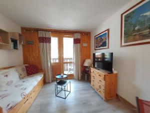 Μια τηλεόραση ή/και κέντρο ψυχαγωγίας στο Appartement skis aux pieds à Valmorel, idéal familles - FR-1-356-540