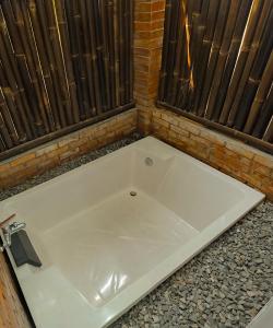 bañera blanca en una habitación en Pakuhaji Highland Eco-Resort, en Panjadakan