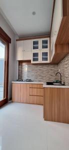 Η κουζίνα ή μικρή κουζίνα στο EMERALD Villa