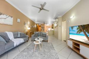 Posezení v ubytování Breakwater Stunning Waterfront Living in the Heart of Townsville City and Strand