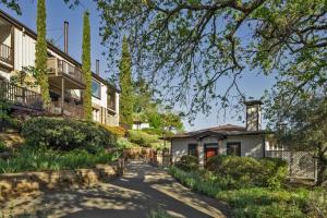 a house with a driveway next to a building at Wine Country Inn & Cottages Napa Valley in Barro