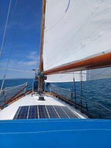una vela su una barca nell'oceano di Atypique a Le Grau-du-Roi