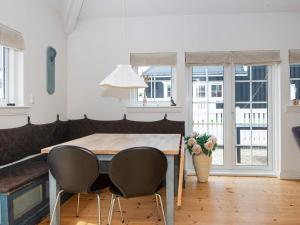 Posezení v ubytování 4 person holiday home in Ringkøbing-By Traum