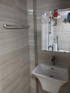 een badkamer met een wastafel en een spiegel bij 1579 Sa Pa in Sa Pa +70 foto's