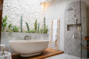 Koupelna v ubytování Dharman Royal Villas