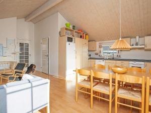 ロッケンにあるModern Oasis in Scenic Lokken-By Traumのテーブルと椅子のあるキッチンとダイニングルーム