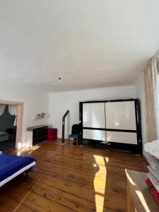 TV a/nebo společenská místnost v ubytování Backpackers Hostel Homestay