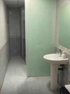 a white bathroom with a sink and a mirror at ALZIRA BONITA APARTAMENTO CON DOS HABITACIONES CON VISTAS AL RiO JUCAR in Alzira +23 photos
