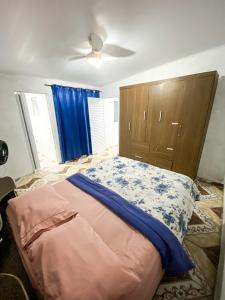 a bedroom with a bed and a ceiling fan at Casa a 400m do Mar - O endereço correto é o Rua Rubens Marcus Rocha 541 Jd Jamaica Itanhaem in Itanhaém