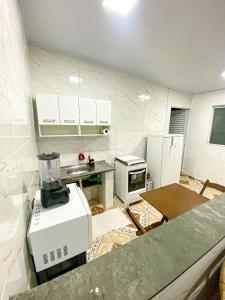a kitchen with a counter and a blender in it at Casa a 400m do Mar - O endereço correto é o Rua Rubens Marcus Rocha 541 Jd Jamaica Itanhaem in Itanhaém