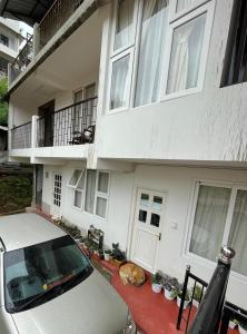 シロンにあるARISAN Bed and Breakfastの家の前に横たわった猫 +22枚の写真