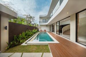 Pulau SeranganにあるModern 3BR Villa Private Pool Serangan Beachのプール付きの家の外観 +11枚の写真