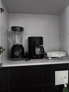 una encimera de cocina con licuadora y otros electrodomésticos en Brisas de la Rivera Tauramena, en Tauramena