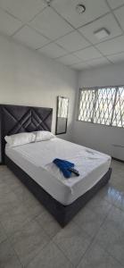 Postel nebo postele na pokoji v ubytování ASL HOME CALI NORTE - Hospedaje AV 6A