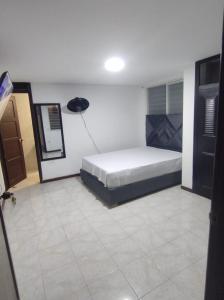Postel nebo postele na pokoji v ubytování ASL HOME CALI NORTE - Hospedaje AV 6A