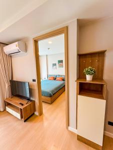 a room with a bedroom with a bed and a mirror at New Stylish Cozy Condo in Phuket in Ban Thalat Choeng Thale
