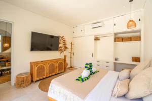 Μια τηλεόραση ή/και κέντρο ψυχαγωγίας στο Namera Solaria - 1BR New Villa in Kerobokan