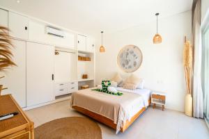 Ένα ή περισσότερα κρεβάτια σε δωμάτιο στο Namera Solaria - 1BR New Villa in Kerobokan +15 φωτογραφίες