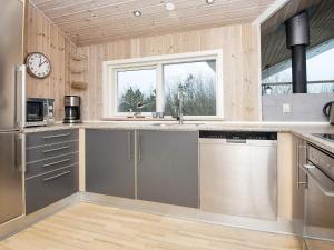 HemmetにあるLuxury Retreat with Spa - By Traum Ferienwohnungenのキッチン(ステンレス製の電化製品、壁掛け時計付)