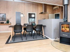 HemmetにあるLuxury Retreat with Spa - By Traum Ferienwohnungenのダイニングルーム(テーブル、椅子、暖炉付) +23枚の写真