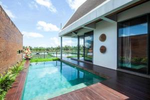 - une piscine à débordement dans l'arrière-cour d'une maison dans l'établissement Luxurious 2BR Villa with Private Pool & Rice Field Views in Ubud, à Ubud