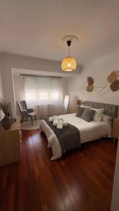 ルーゴにあるLa casa de Elena con terraza en el centroのベッドと机と椅子のある寝室