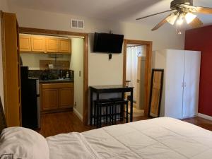 Un dormitorio con una cama y una cocina con nevera. en Luxury king studio 20 min to Malibu beaches, en Woodland Hills 8 fotos más