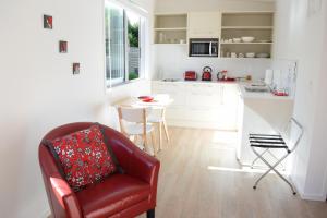 Kuchyň nebo kuchyňský kout v ubytování Oneroa Secret Garden Apartments