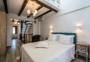 Ένα ή περισσότερα κρεβάτια σε δωμάτιο στο Armenos Villas