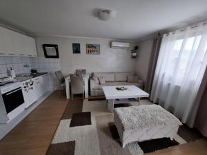 ヴィシェグラードにあるGuesthouse Jelenaのソファとテーブルのあるリビングルーム