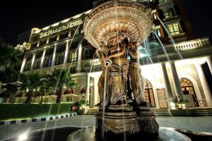 uma estátua de uma mulher em frente a um edifício em The Pllazio Hotel em Gurgaon