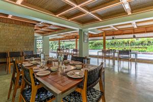 En restaurant eller et andet spisested på Finch,Kotagiri