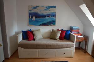 łóżko w pokoju z obrazem na ścianie w obiekcie City Apartment Vasiri w mieście Knittelfeld