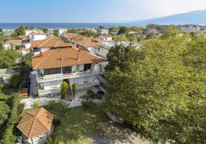 uma vista aérea de uma casa com um telhado em Litsa Haus Estate Residences & Suites - Adults Only & Kids 10 Plus- em Asprovalta