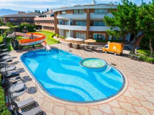 Bazén v ubytování Taoyuan Yuehua Hotel & Golf Club nebo v jeho okolí