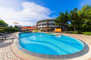 a large swimming pool in front of a building at Taoyuan Yuehua Hotel & Golf Club in Longtan
