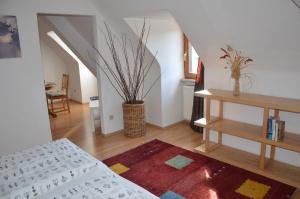 pokój z łóżkiem i stołem z rośliną w obiekcie City Apartment Vasiri w mieście Knittelfeld